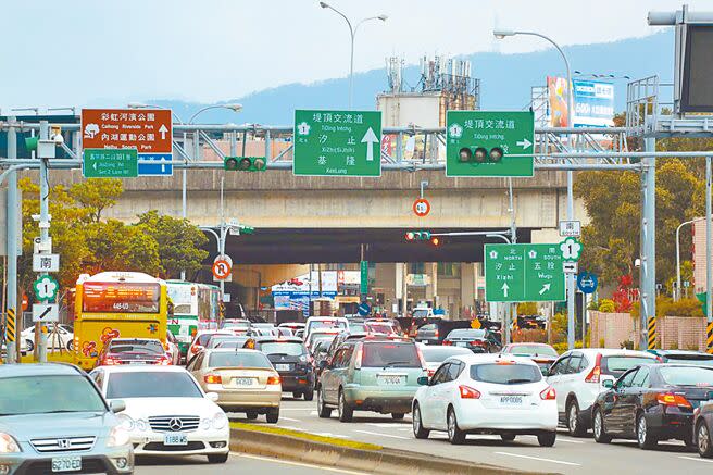 台北市車流量大，尖峰時段亂象百出，市長柯文哲2016年喊出「交通CPR」，但議員質疑，政策執行7年下來只肥了市庫，重點路段依舊癱瘓。（本報資料照片）