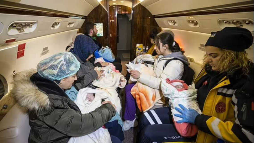 土耳其強震傳來最新好消息，有搜救隊一口氣救出16名新生嬰兒，目前已用總統專機將他們送到首都安卡拉救治。（圖／翻攝每日郵報）