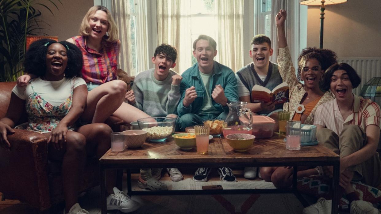  From left to right Corinna Brown, Kizzy Edgell, Joe Locke, Kit Connor, Tobie Donovan, Yasmin Finney and William Gao all sitting together in Heartstopper Season 2. 