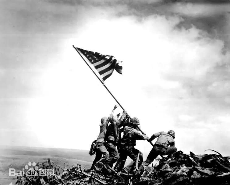 《美軍士兵在硫磺島豎起國旗》（Raising the Flag on Iwo Jima），又譯作《國旗插在硫磺島上》、《美國國旗插上硫磺島》，是二戰時美國一幅著名攝影作品。   圖：翻攝自百度百科