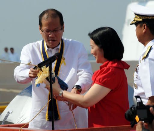 Philippine President Benigno Aquino (L) and his sister Balsy Aquino-Cruz (C) lead in the commissioning ceremonies of the newly-acquired Hamilton-class cutter Gregorio del Pilar in Manila