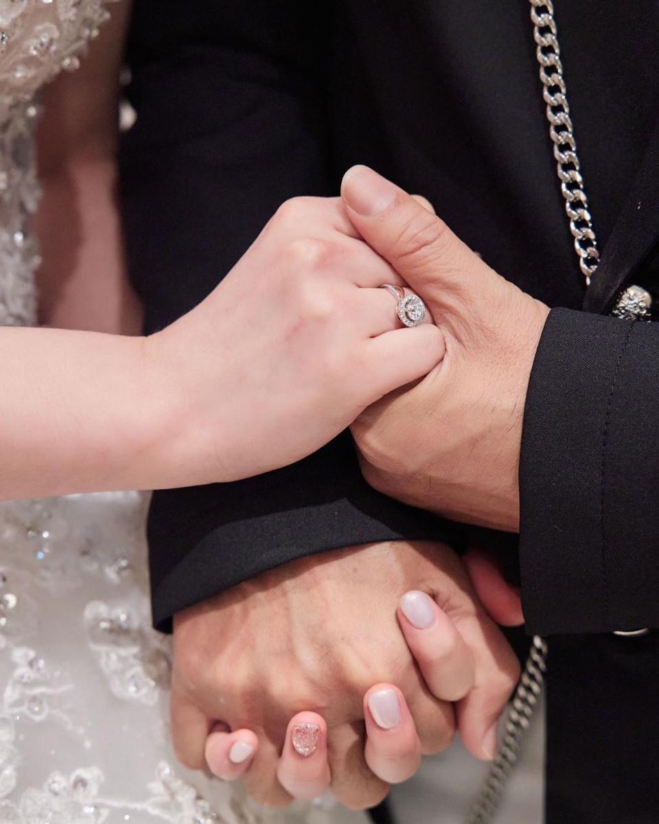 吳宗憲分享緊握愛女雙手的照片。（圖／翻攝自吳宗憲臉書） 