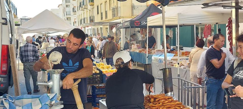 Mercadillo ambulante en el municipio de Albox (Almería). <a href="https://upload.wikimedia.org/wikipedia/commons/0/0c/Mercadillo_albox_5.jpg" rel="nofollow noopener" target="_blank" data-ylk="slk:Carlos J Vives/Wikimedia Commons;elm:context_link;itc:0;sec:content-canvas" class="link ">Carlos J Vives/Wikimedia Commons</a>, <a href="http://creativecommons.org/licenses/by/4.0/" rel="nofollow noopener" target="_blank" data-ylk="slk:CC BY;elm:context_link;itc:0;sec:content-canvas" class="link ">CC BY</a>