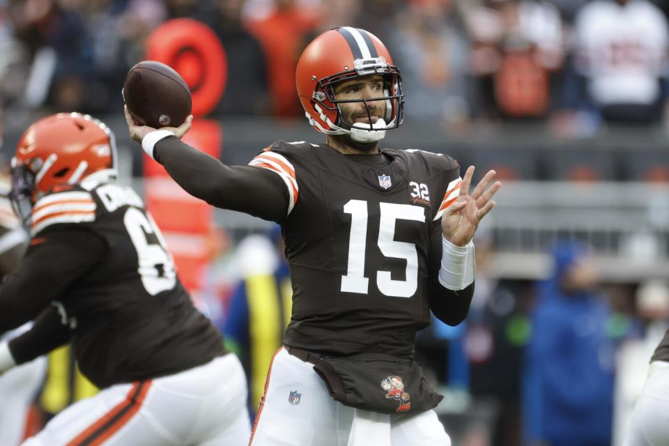 Cleveland Browns quarterback Joe Flacco (15) sets to throw.