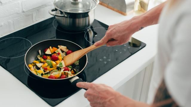 How to Stir-Fry On an Electric Stove