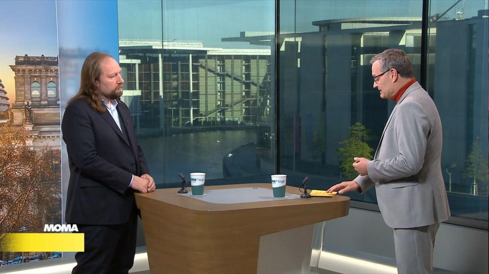Moderator Michael Strempel (rechts) wollte von Anton Hofreiter wissen, wie Deutschlands Führungsrolle innerhalb der Europäischen Union aussehen könnte. (Bild: ARD)