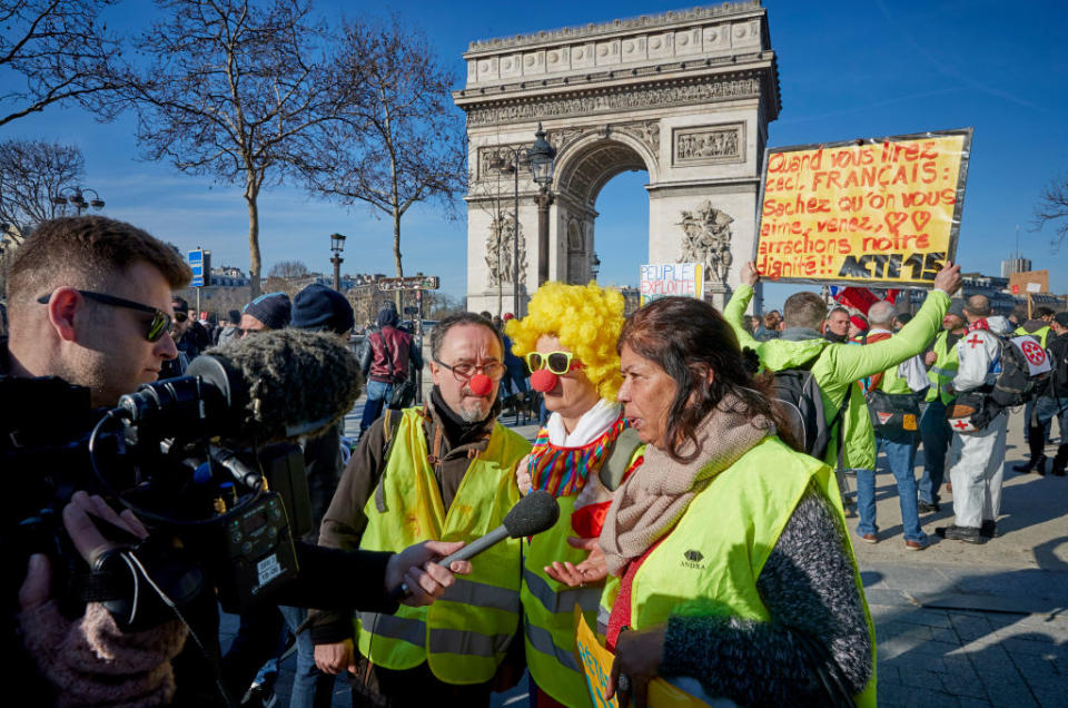 <p>Si la lassitude gagne le mouvement, elle s’empare aussi de la population française. L’effritement du soutien de l’opinion aux gilets jaunes se confirmait en effet ce dimanche, selon un nouveau sondage Ifop pour le JDD. D’après cette étude, 52% des personnes interrogées estiment que les manifestants doivent maintenant cesser leur mouvement et leurs actions. Ils étaient 37% dans le précédent sondage Ifop réalisé les 8 et 9 janvier dernier. A l’inverse, ils sont 38% à vouloir la poursuite des manifestations et des blocages, soit -15 points par rapport à janvier.<br>(Crédit : Getty Images) </p>