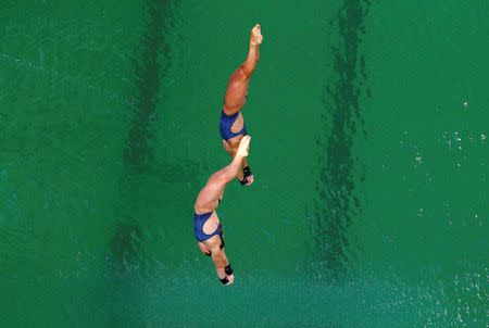 2016 Rio Olympics - Diving - Final - Women's Synchronised 10m Platform - Maria Lenk Aquatics Centre - Rio de Janeiro, Brazil - 09/08/2016. Tonia Couch (GBR) of United Kingdom and Lois Toulson (GBR) of United Kingdom compete. REUTERS/Michael Dalder