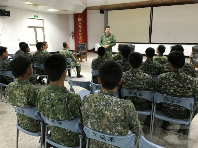 陸軍第四地區支援指揮部指揮官黃將軍實施勤前教育，要求官兵注意自身安全。（四支部提供）