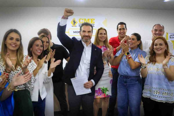 Adrián de la Garza recibe constancia como alcalde de Monterrey