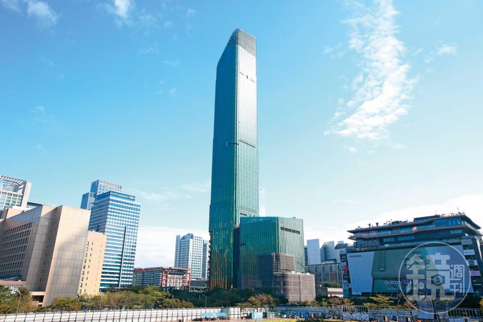 台北另一新地標「台北天空塔」風波不斷，繼副董邱冠勳因涉掏空遭搜索後，傳出中資化身為外資來台爭經營權。