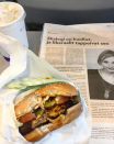 <p>La nueva hamburguesa veggie es de carne de soja y viene con tomate, lechuga y una salsa Vegan McFeast que le da el toque de sabor. ¿La probarías? Foto: Instagram.com/pupunruoka </p>