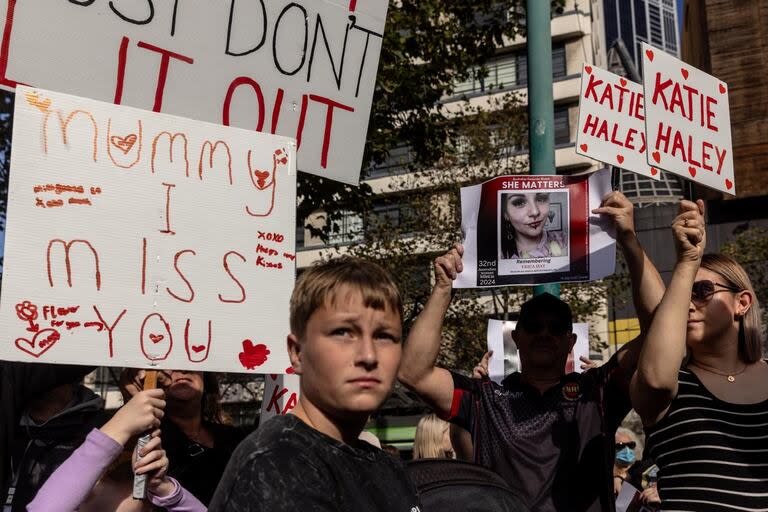 Manifestantes se movilizan para pedir acciones contra la violencia de género con carteles que llevan el nombre de Katie Haley, asesinada por su pareja