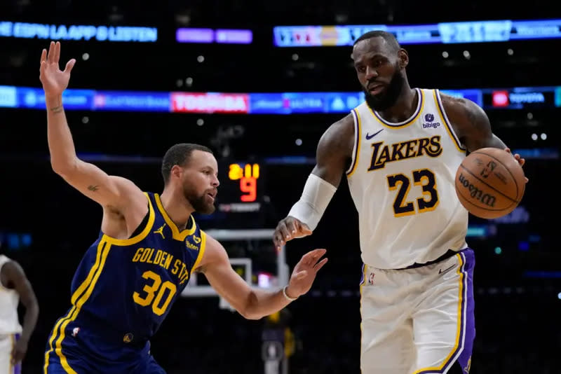 ▲勇士主將Stephen Curry此役復出，攻下全隊最高的31分，湖人「詹皇」LeBron James這一場攻下兩隊之冠的40分，勇士隊終場以128:121擊敗湖人，贏得重要的一場勝利。（圖／美聯社／達志影像）