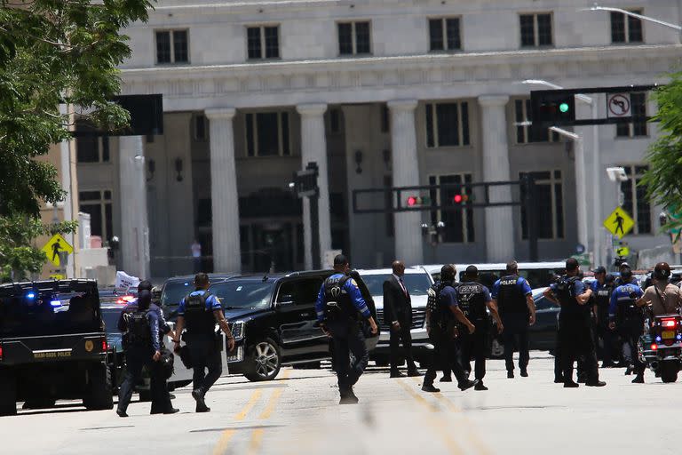 El auto que trasladó a Donald Trump al tribunal en Miami, con una fuerte custodia. (Alon Skuy / GETTY IMAGES NORTH AMERICA / Getty Images via AFP)