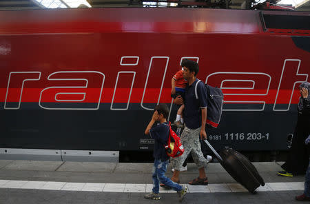 Travellers believed to be migrants leave a train coming from Austria at the railway station in Munich, Germany, August 31, 2015. REUTERS/Michael Dalder