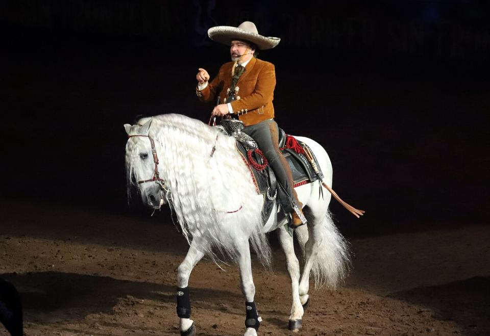 Antonio Aguilar también le puso un toque de humor a la velada además de sus interpretaciones musicales.