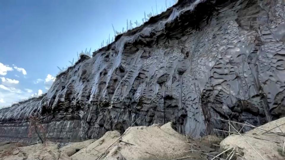 俄羅斯西伯利亞巴塔蓋卡凍土層天坑有融化跡象，圖為7月。路透社