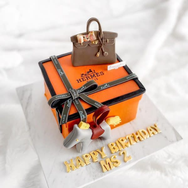 a photo of a luxury handbag cake