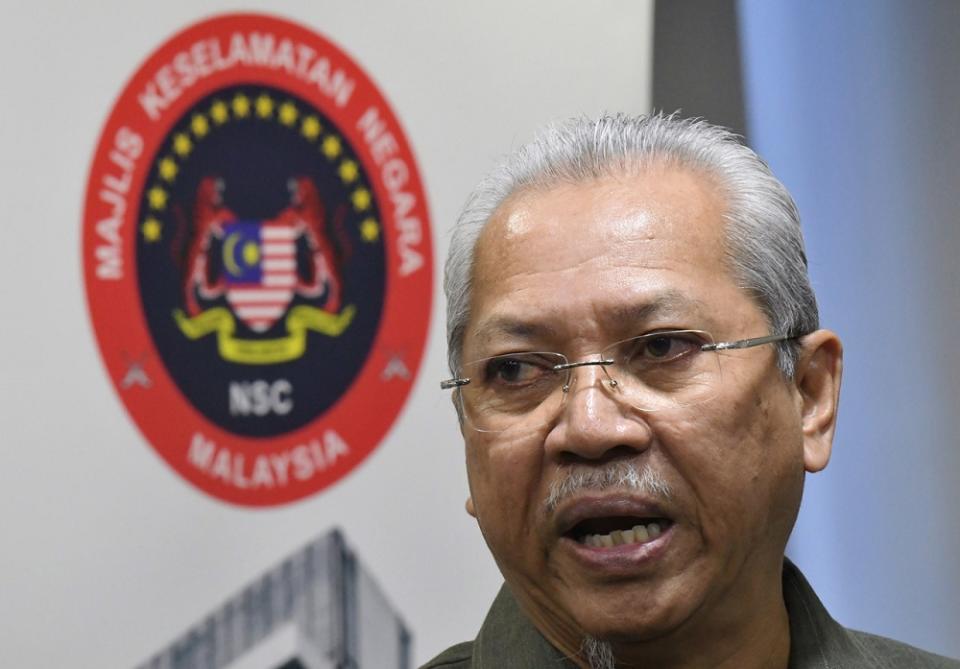 Federal Territories Minister Tan Sri Annuar Musa says those who are caught with high-temperature levels can be detained for further tests. — Bernama pic