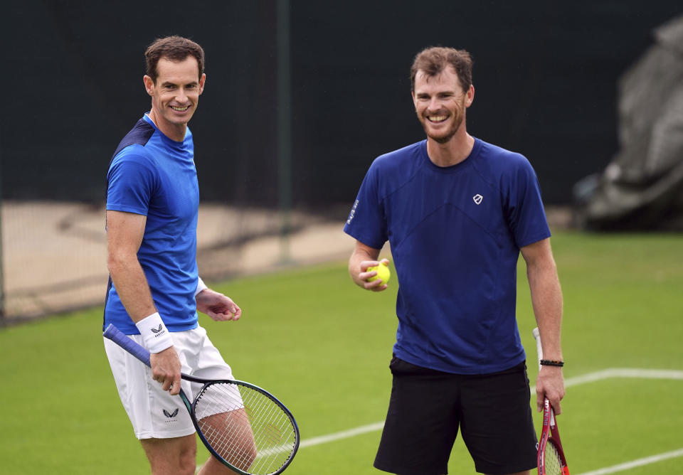 Andy y Jamie Murray durante un entrenamiento en la cacha dos de práctica antes de iniciar el torneo de dobles masculino de Wimbledon el martes 2 de julio del 2024. (Jordan Pettitt/PA via AP)