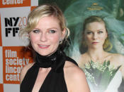 Lors de la promotion de la comédie <em>Bachelorette </em>en 2012<em>, </em>L’Express interroge Kirsten Dunst sur les "<em>moments difficiles</em>" qu’elle a traversés en 2008. "<em>J'ai fait une dépression, comme beaucoup de gens</em>, répond-elle. <em>Plus rien ne m'intéressait. J'étais sur le point de tout arrêter. Mais je n'ai pas trop envie d'en parler. Je l'ai déjà fait à travers</em> Melancholia <em>: mon expérience personnelle m'a aidée à appréhender le personnage de Justine. Avant le tournage, j'avais beaucoup parlé avec Lars von Trier de mon mal de vivre. Je lui avais aussi montré des photos de moi au plus bas, et ces images l'ont inspiré. On ne peut pas dissimuler le mal-être : il se lit dans vos yeux... La vie semble vous abandonner. Ce film a presque été une thérapie. Difficile de dire qui de Lars ou de moi était le psy...</em> [Rires.]" <em>(Photo by Rob Kim/FilmMagic via Getty Images)</em>