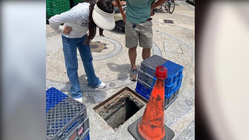 超商店員擺放補貨籃來擋住破洞。（圖／翻攝自白喬茵臉書）