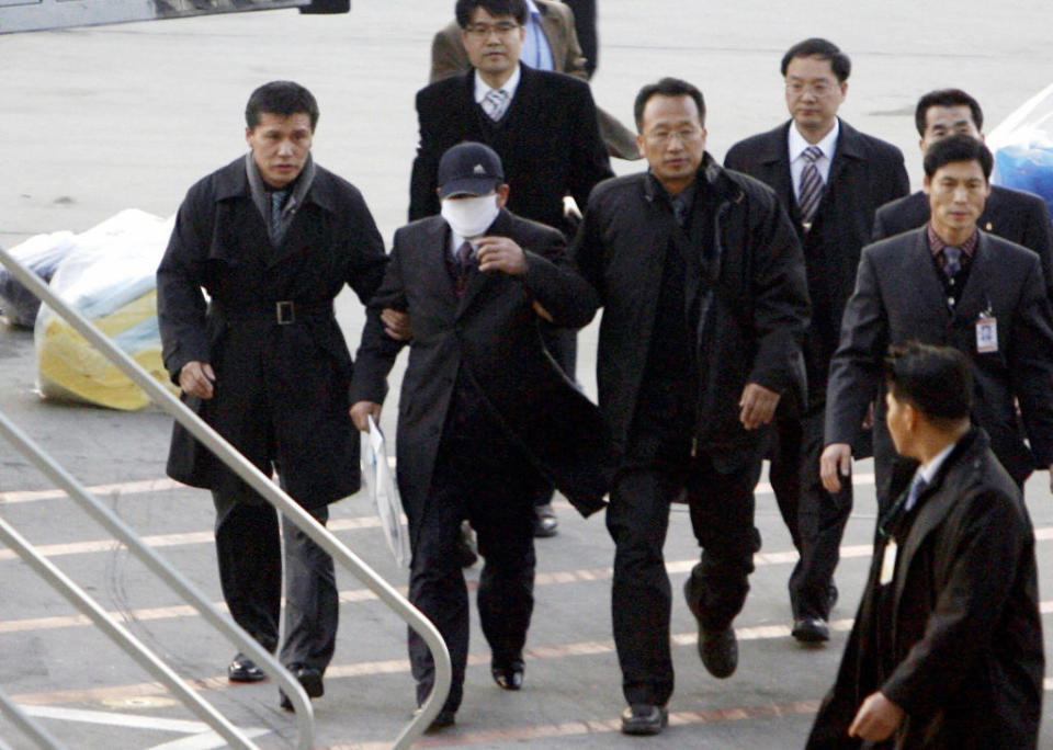 2008年，鄭明析在中國內地被引渡回韓國受審