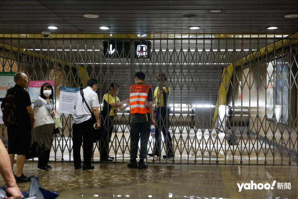 黃大仙站的港鐵職員把守出入口，不讓市民出入車站。