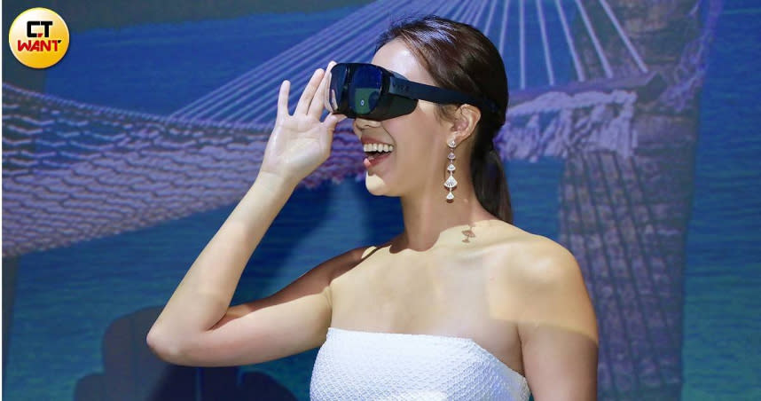 VIVE Flow可直接與手機連結，還可隨身攜帶，預估將成為HTC史上最暢銷的VR眼鏡。（圖／馬景平攝）