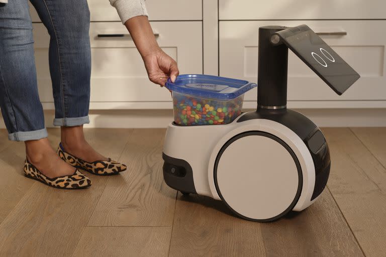 El robot Astro de Amazon tiene un espacio para poner objetos; se le puede ordenar que se los lleva a una persona en particular