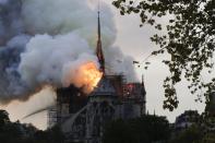 <p>C’est toute la toiture de Notre-Dame de Paris qui s’est enflammée. La flèche de la cathédrale s’est ainsi effondrée. </p>