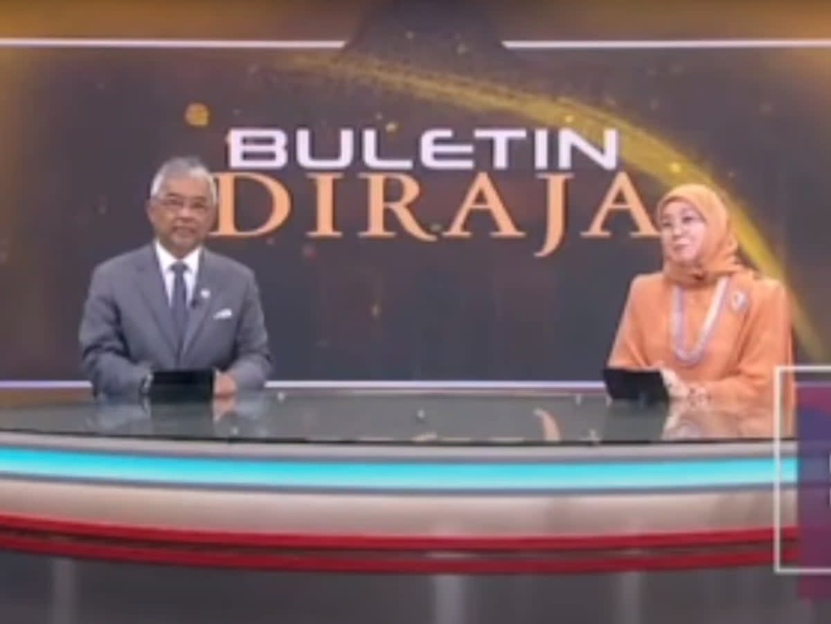 Malaysia’s King and Queen charmed audiences during primetime on 17 January as they debuted as news anchors for a TV channel (NST Online / YouTube. Screengrab)