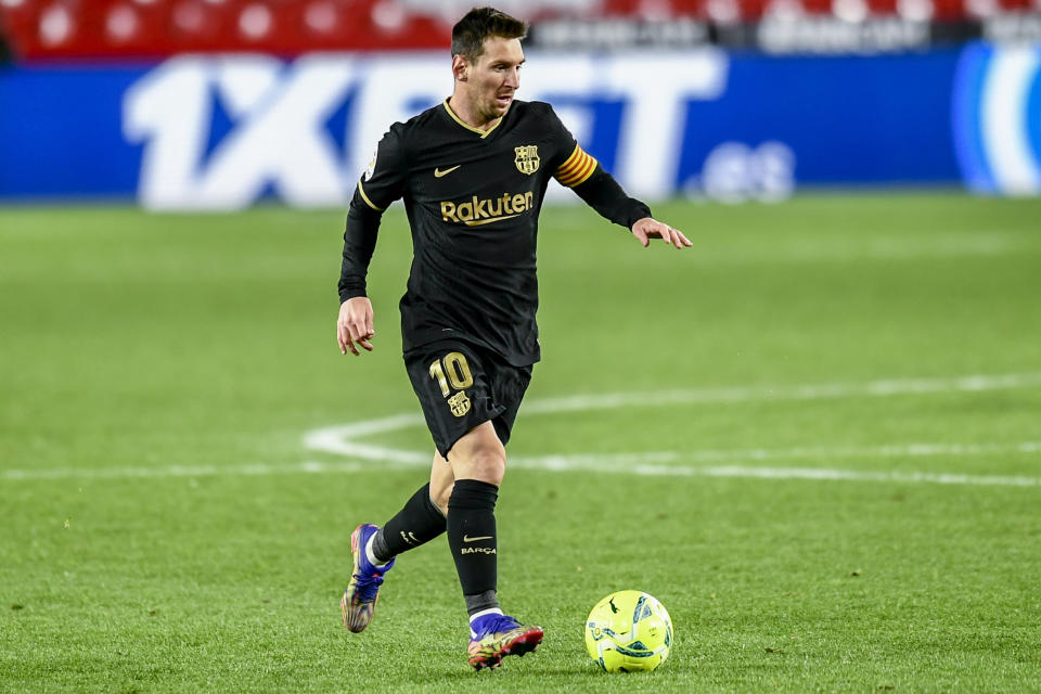 Lionel Messi, del Barcelona, corre con el balón durante un partido de La Liga ante el Granada, el sábado 9 de enero de 2021 (AP Foto/Jose Breton)