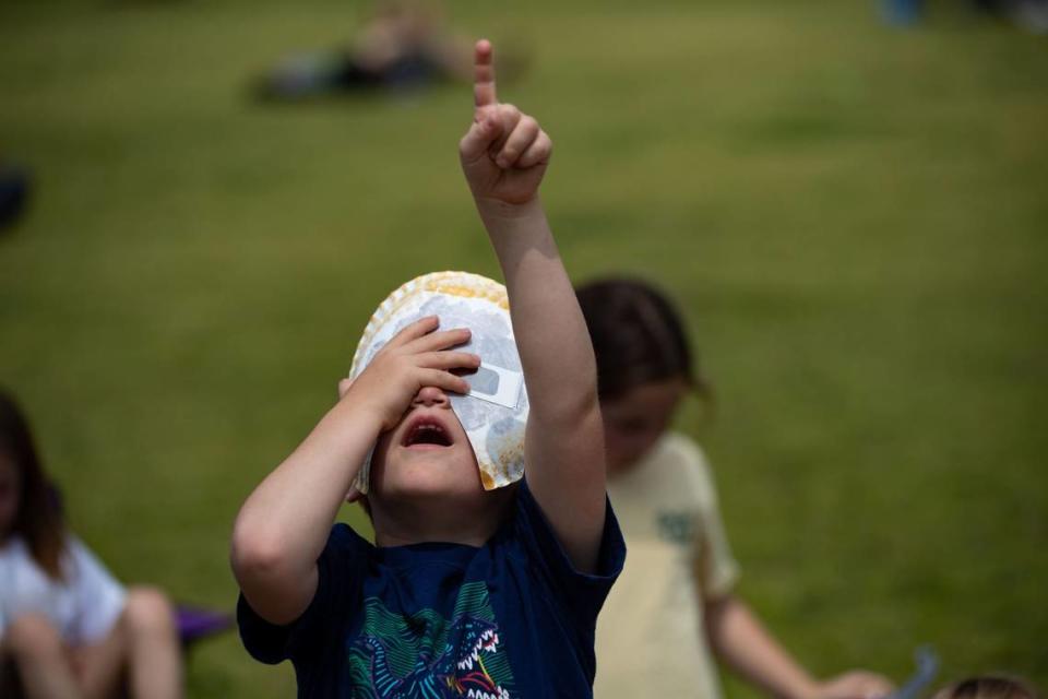 Hank Cain, de 5 años de edad, usa unos lentes hechos en casa para poder ver el eclipse solar, en el Parque Zilker en Austin, Texas, el lunes 8 de abril de 2024.