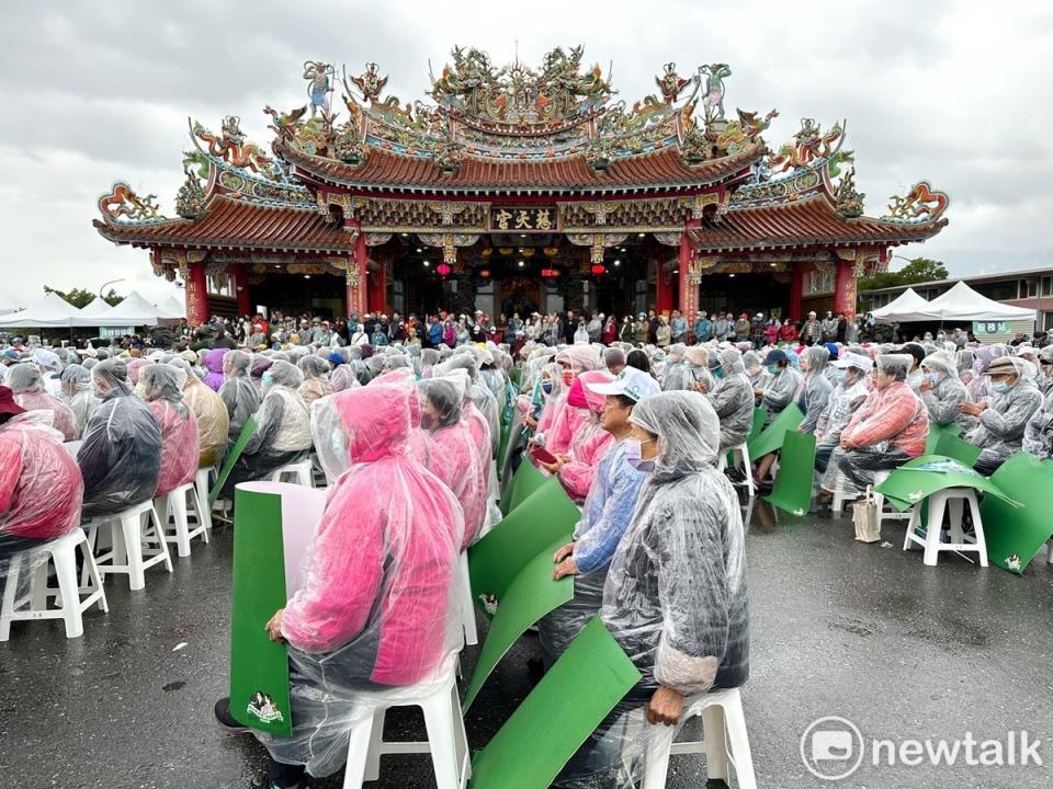 民進黨總統候選人賴清德「唱土地的歌 拼咱的希望」環島造勢活動，今早在宜蘭礁溪玉鼎慈天宮廣場進行首場造勢活動，許多宜蘭民眾冒雨與會。   圖：張良一/攝