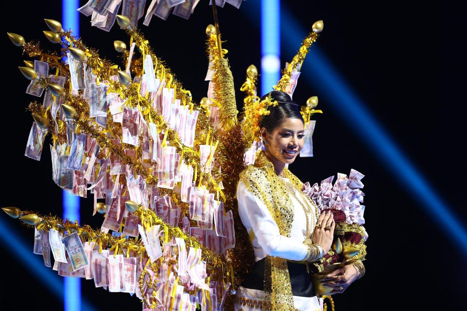 El traje nacional de Miss Myanmar se inspiró en una tradición de las comunidades budistas en la que una parte de los ahorros de una familia o un individuo se dona a su monasterio local. (Héctor Vivas/Getty Images)