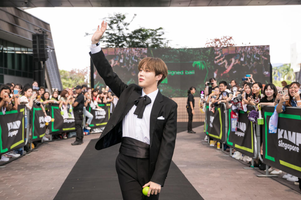 Ha Sung Woon waves at fans. (PHOTO: Kamp Singapore)