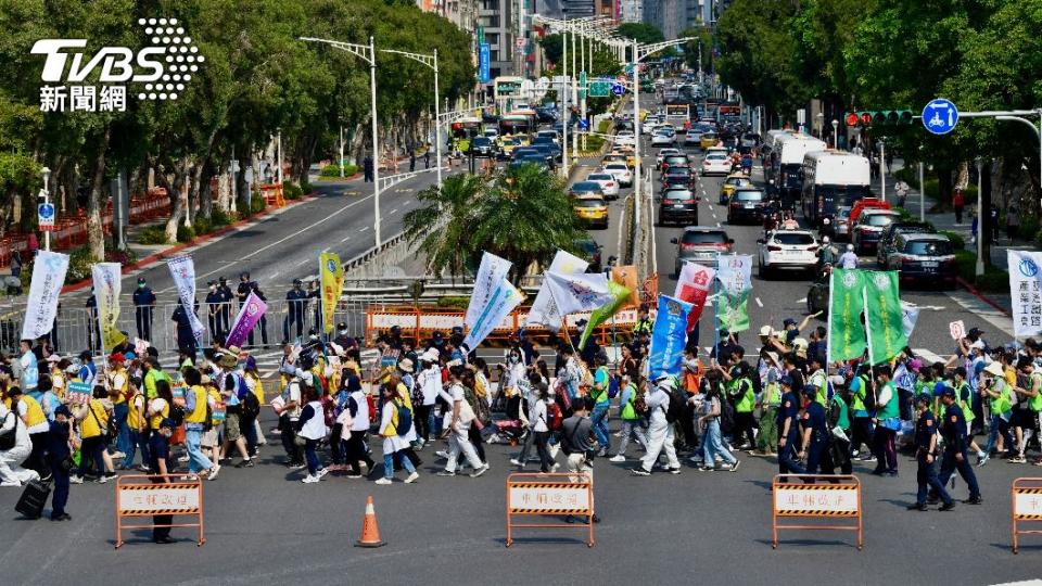 五一行動聯盟集結全國各大工會在凱道遊行。（圖／胡瑞麒攝）