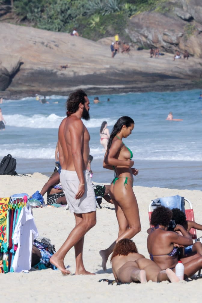 <p>Laís Ribeiro e o marido colocaram o bronzeado em dia nas areias de Ipanema (Foto: Agnews)</p> 