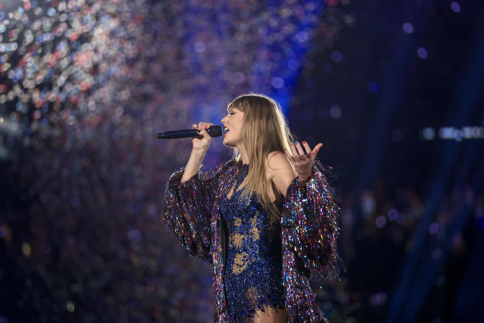 SAO PAULO, BRAZIL - NOVEMBER 24: (EDITORIAL USE ONLY. NO BOOK COVERS.) Taylor Swift performs onstage during 