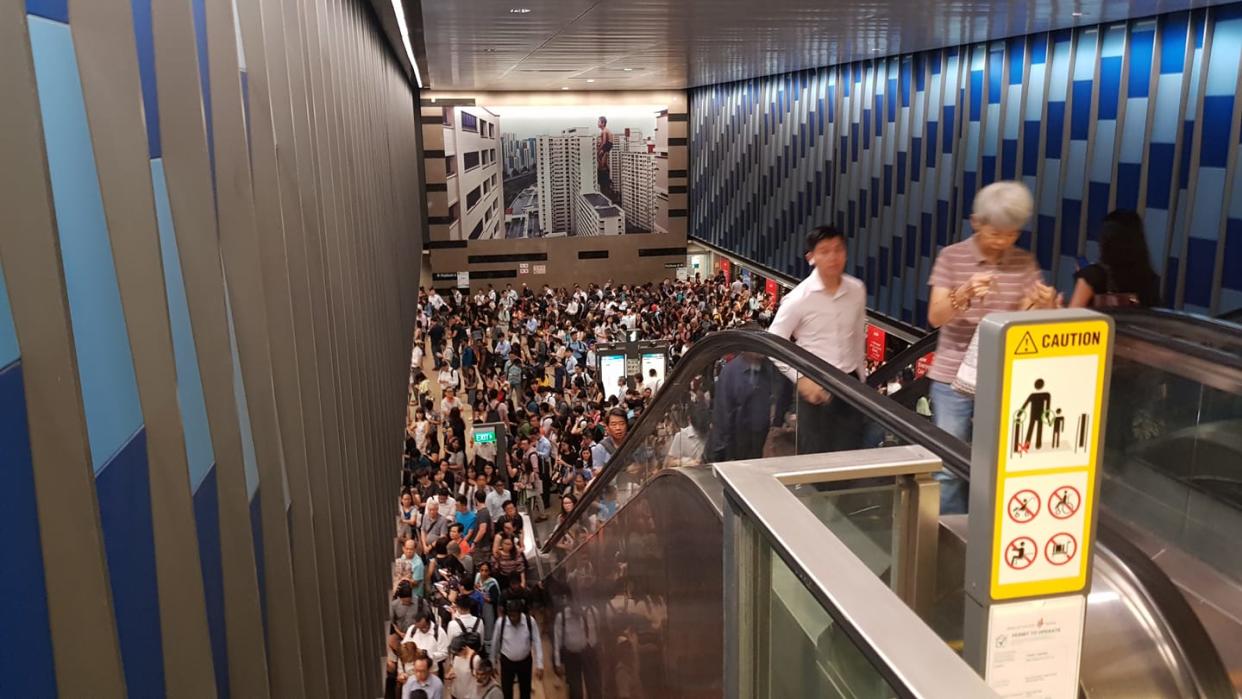 A packed morning peak-hour crowd at Bukit Panjang station along the Downtown Line, after the line was disrupted by a signalling fault on 6 March, 2019. (PHOTO: Facebook/TATA SMRT [The Alternate Transport Advisory/Singapore Magnificent Rescue Team])