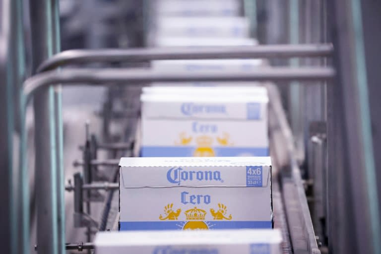 Unas cajas de la cerveza sin alcohol Corona Cero, fotografiadas en la línea de producción en la fábrica Anheuser-Busch InBev (AB InBEV) en Lovaina, Bélgica, el 23 de abril de 2024 (Kenzo Tribouillard)
