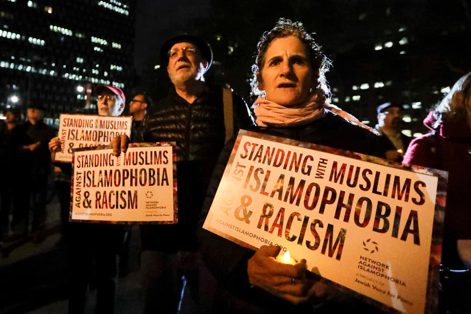 <p>People gather for a candlelight vigil for victims of the pickup truck attack at Foley Square in New York City, Nov. 1, 2017. (Photo: Jeenah Moon/Reuters) </p>