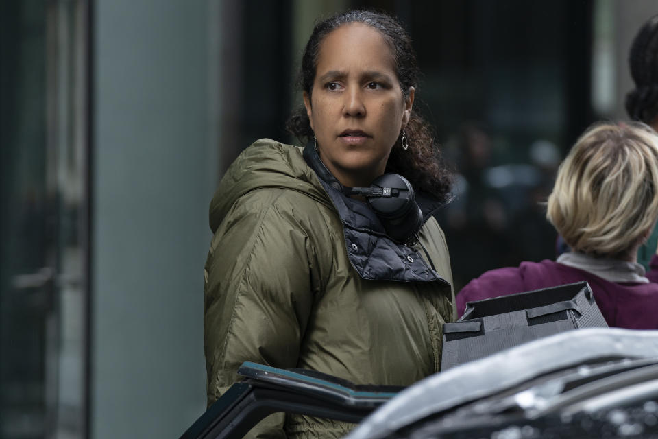 En esta imagen proporcionada por Netflix la directora Gina Prince-Bythewood durante la filmación de "The Old Guard". La película de acción protagonizada por Charlize Theron y KiKi Layne se estrena el 10 de julio en Netflix. (Aimee Spinks/Netflix via AP)