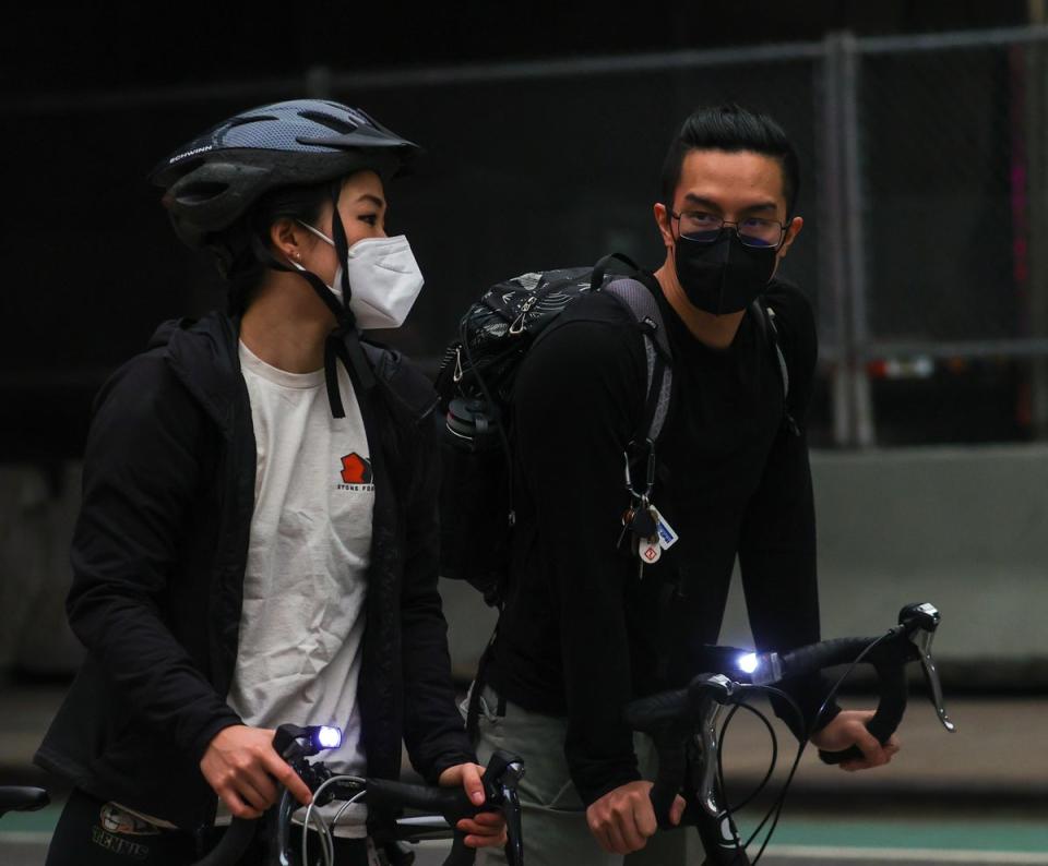 La gente viaja con máscaras mientras la calidad del aire sigue siendo mala en la ciudad de Nueva York, Estados Unidos (Agencia Anadolu a través de Getty Images)