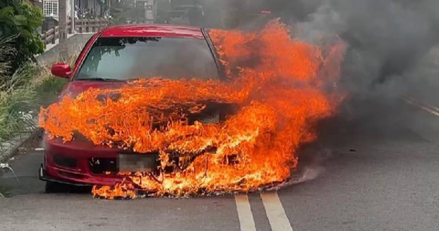 台東馬偕醫院後方發生火燒車意外，車子燒成一團火球還伴隨爆炸聲，幸好駕駛和媽媽及時逃出。（圖／翻攝畫面）