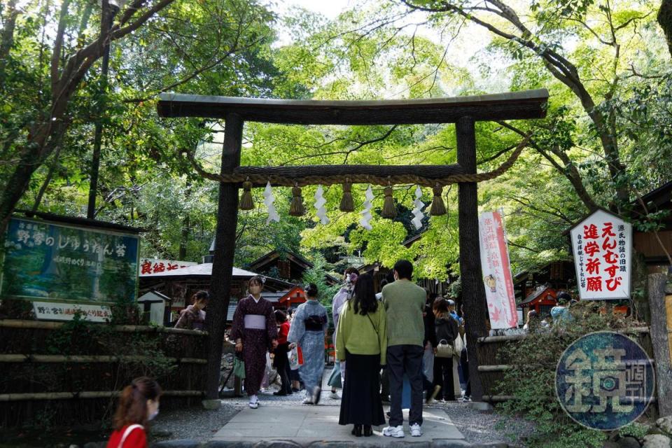 想要祈福的遊客已在野宮神社門前大排長龍。