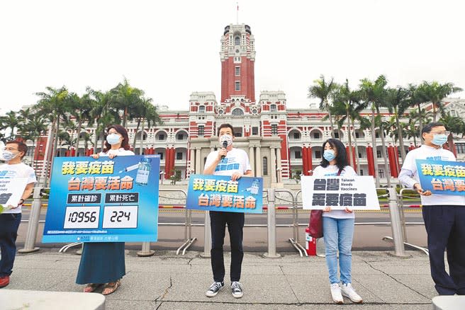 國民黨立法院黨團從6月4日起為期1周，進行「我要疫苗，台灣要活命」活動，每天上午和下午分別前往總統府與疾管署舉牌發聲。總召費鴻泰（中）、書記長鄭麗文（左二）6日上午率黨籍立委賴士葆（左一）、曾銘宗（右一）、李貴敏（右二）等人繞行總統府，表達人民要新冠肺炎疫苗的心聲。（黃世麒攝）