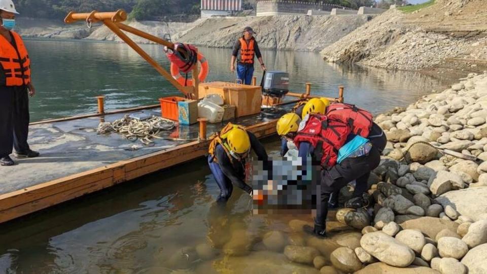 22歲水庫清淤工人失蹤15日，家人跪求白沙屯媽祖終浮出水面。（圖：消防局提供）